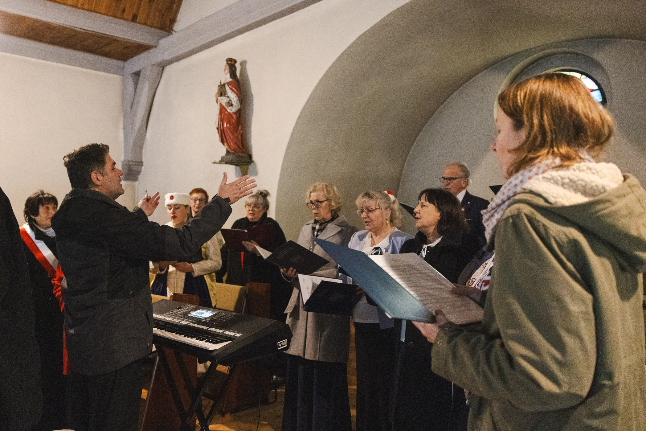 Koło Śpiewu im. Feliksa Nowowiejskiego podczas występu w kościele