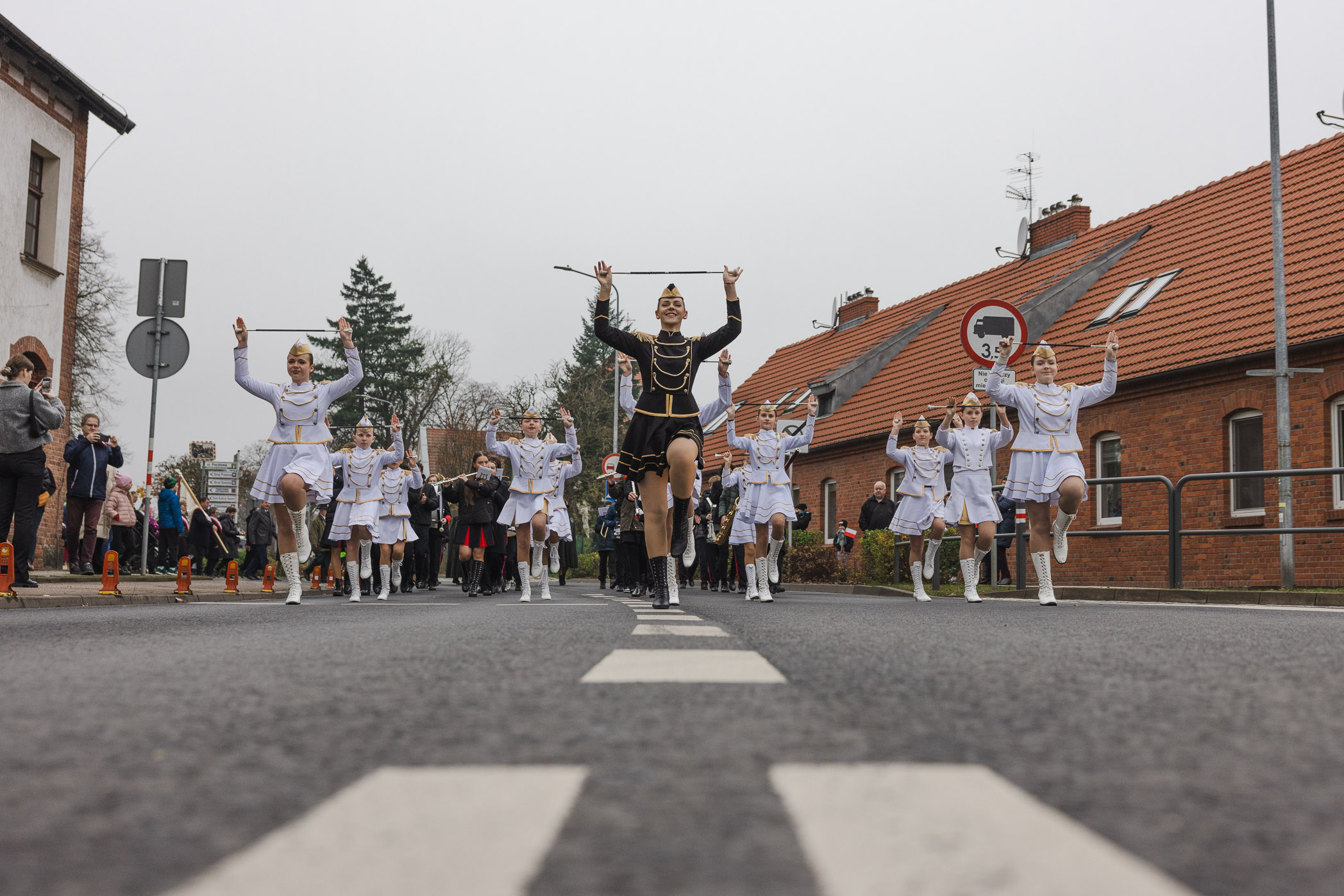 Mażoretki podczas uroczystego przemarszu