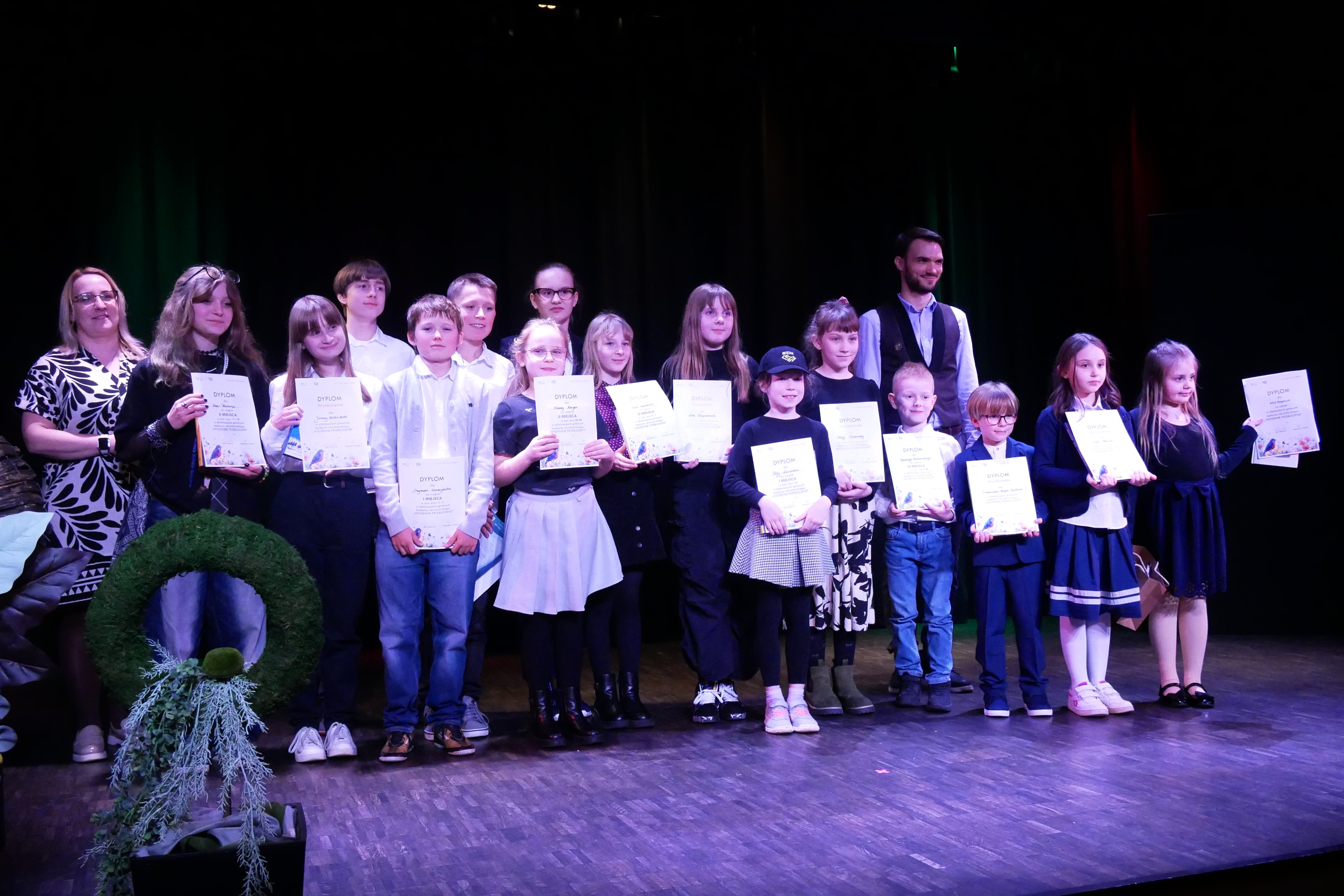 Dzieci i młodzież z wyr&oacute;żnieniami oraz nagrodami