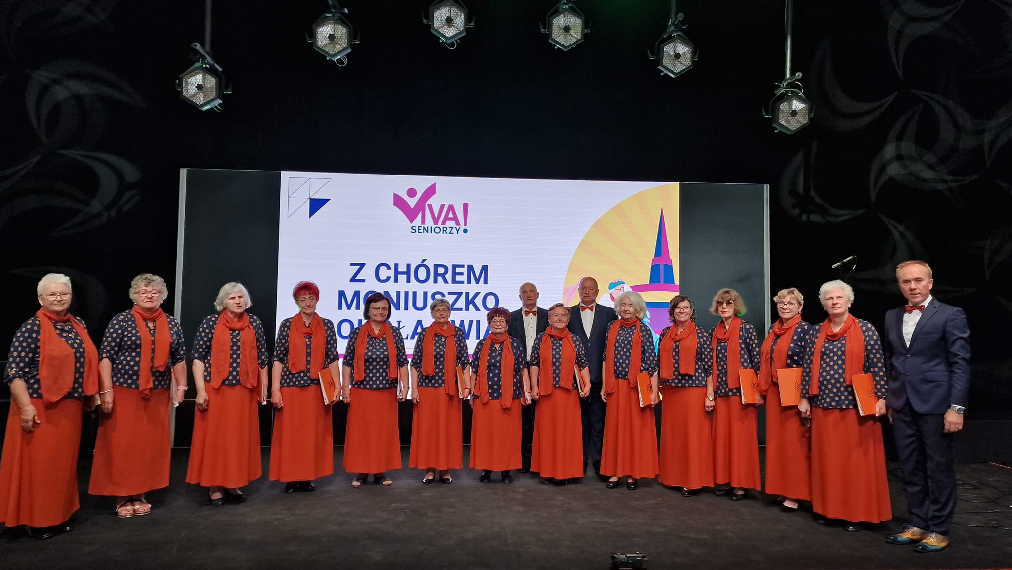 Chór Moniuszko w czerwonych strojach na scenie. Fot. m. prasowe
